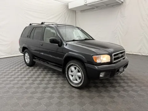 More photos of 2001 Nissan Pathfinder LE at Autos of Chicago, IL