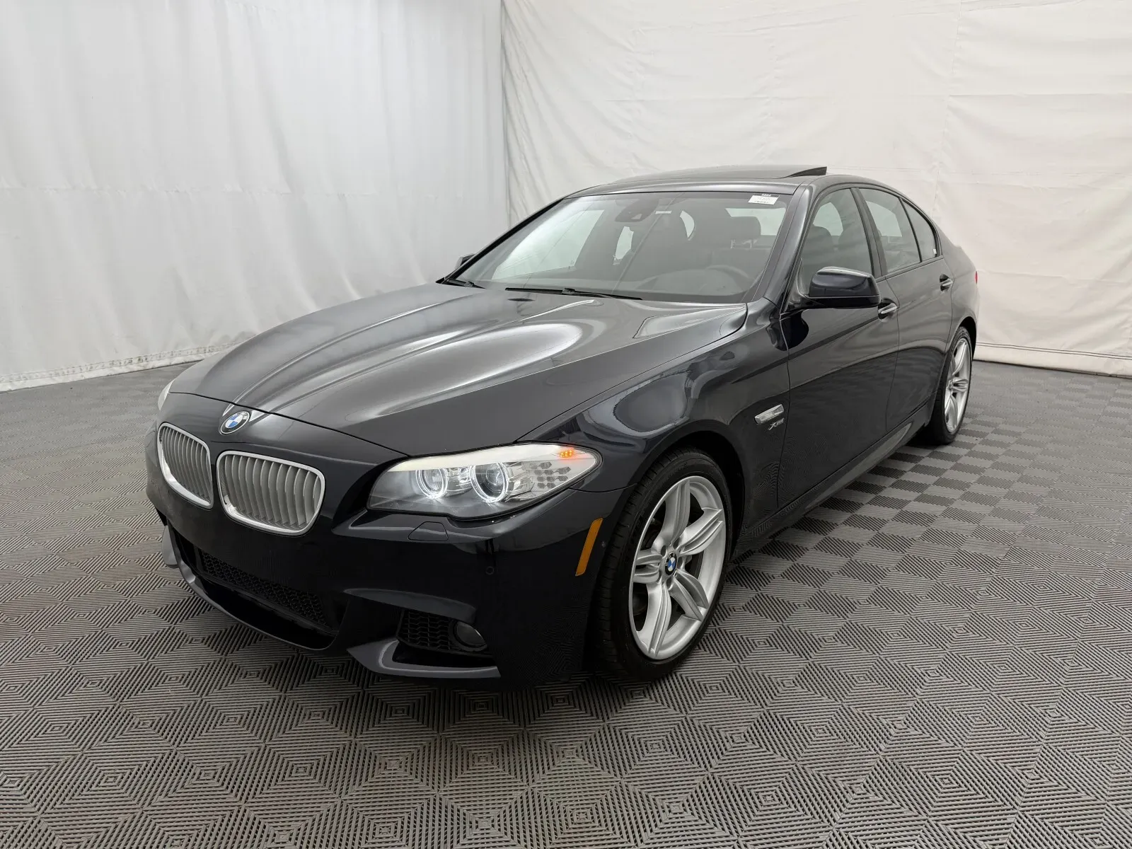 BMW 5 Series photo 2
