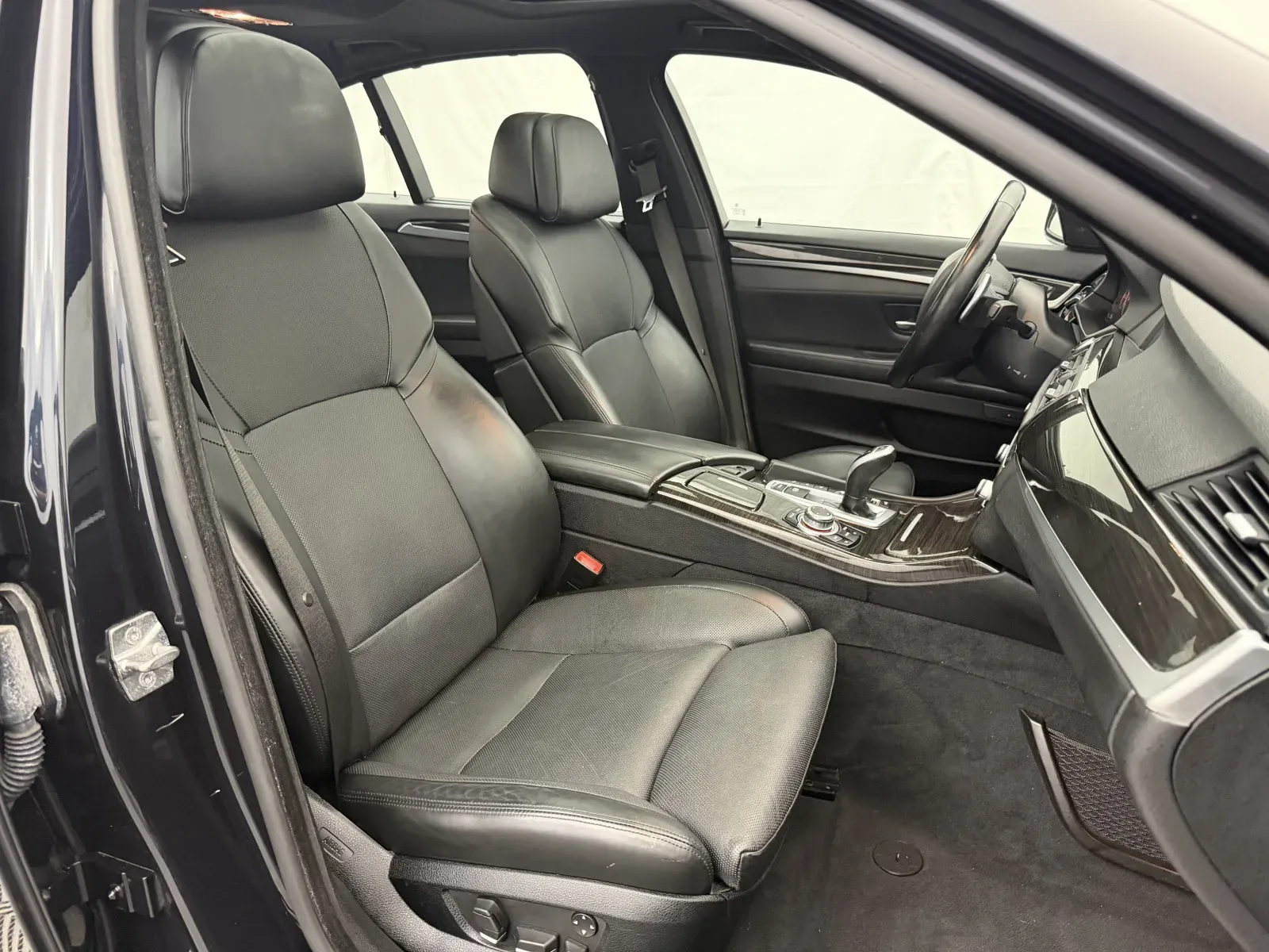 BMW 5 Series photo 34