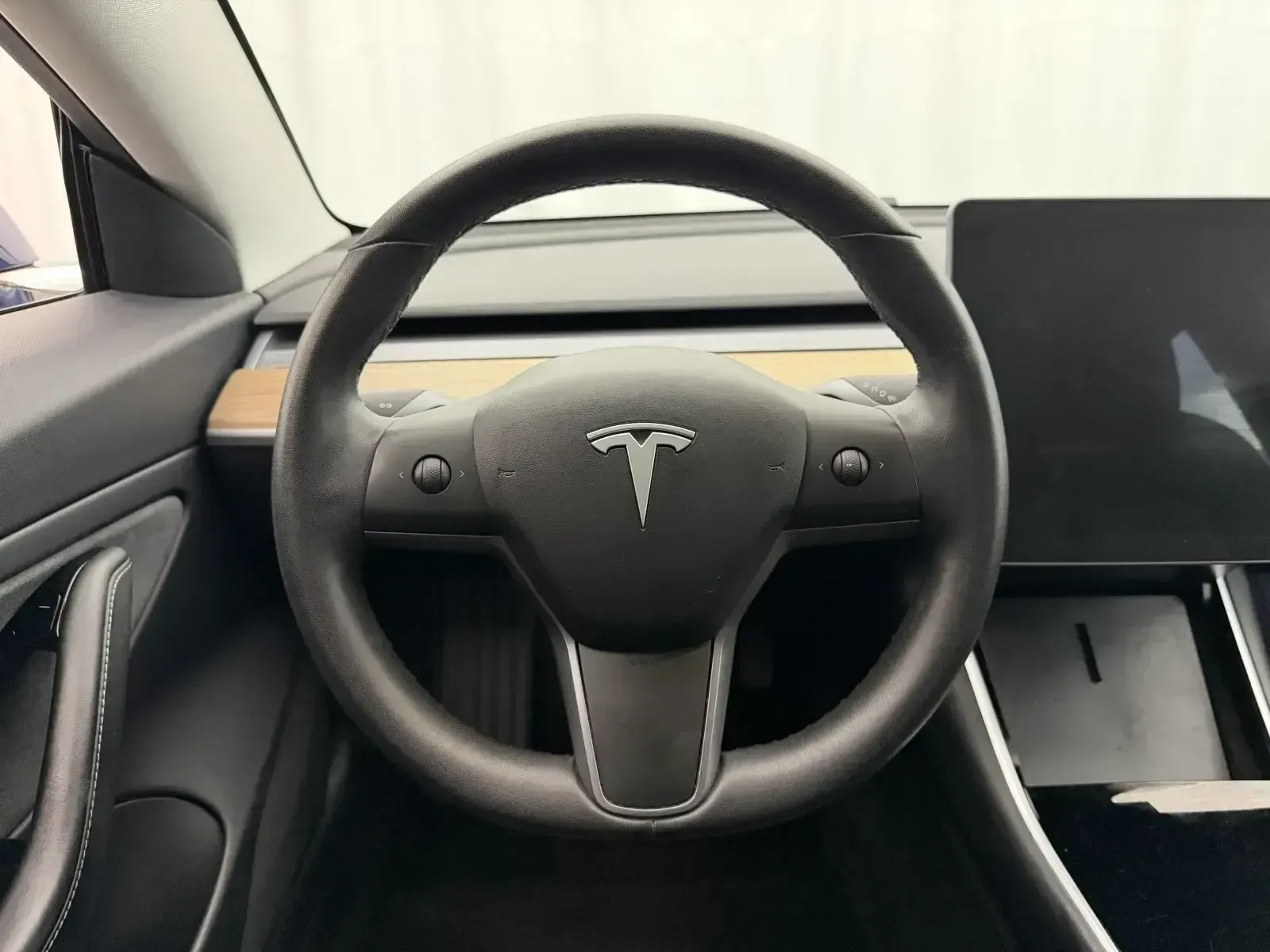 Tesla Model 3 photo 12