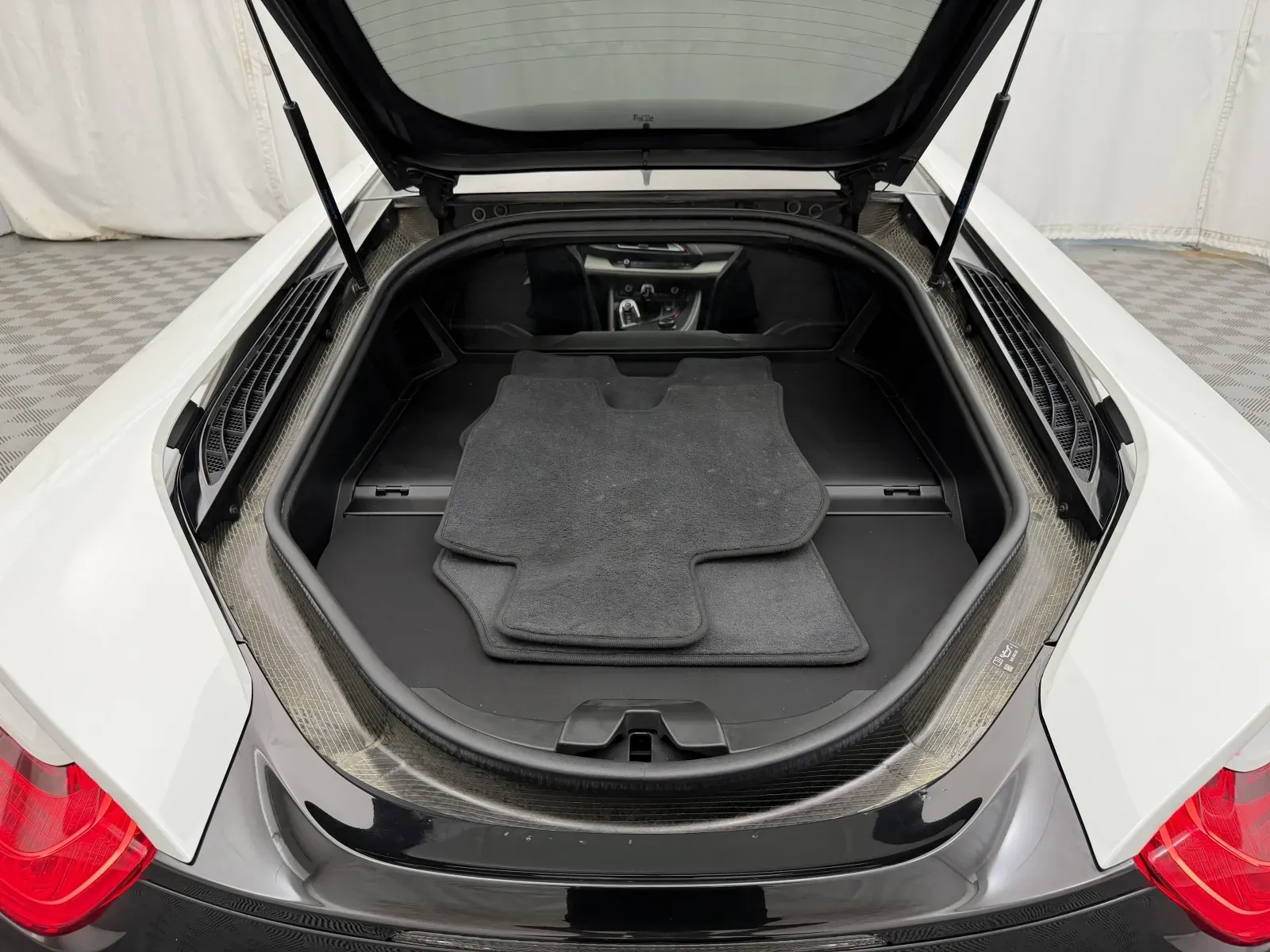 BMW i8 photo 30