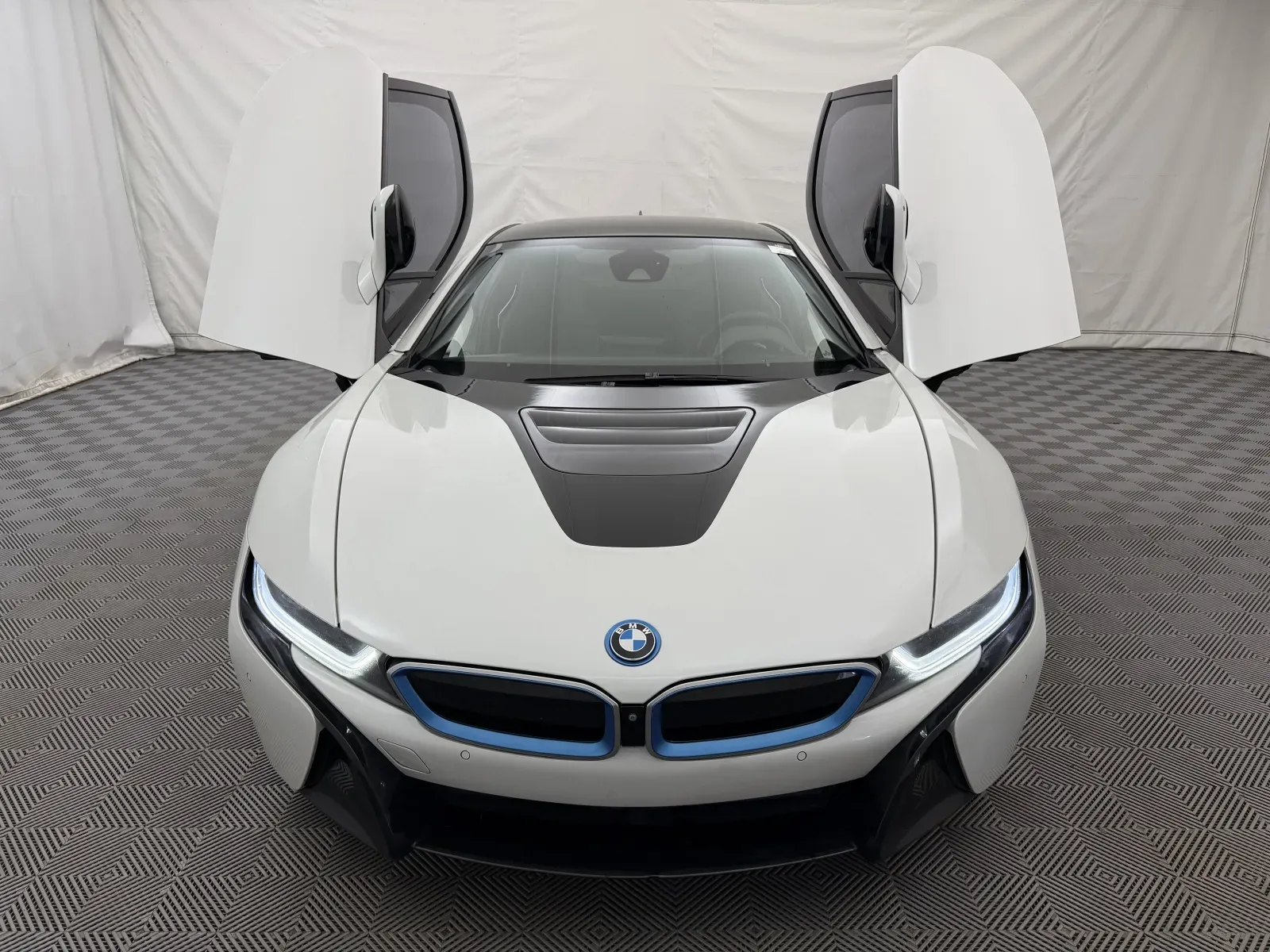 BMW i8 photo 4