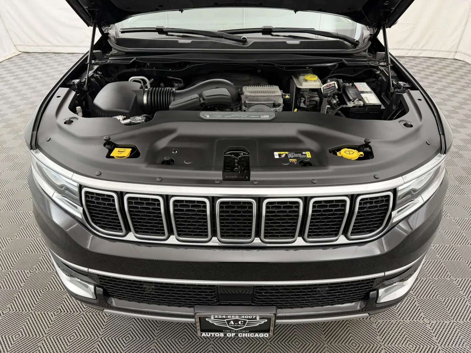 Jeep Wagoneer photo 8