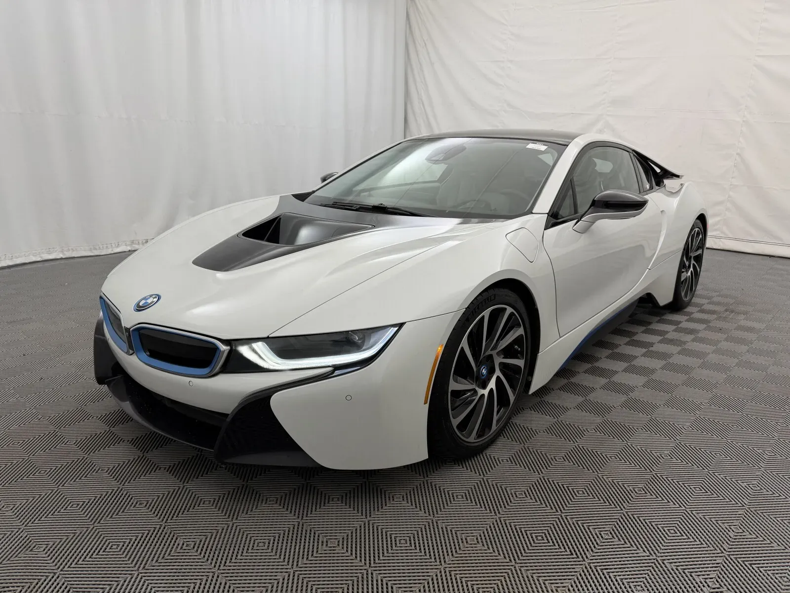 BMW i8 photo 2