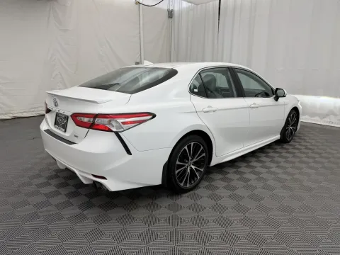More photos of 2020 Toyota Camry SE at Autos of Chicago, IL