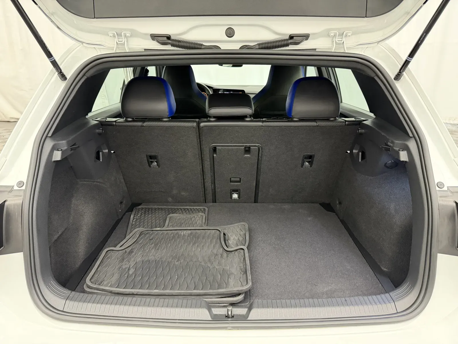 Volkswagen Golf R photo 35