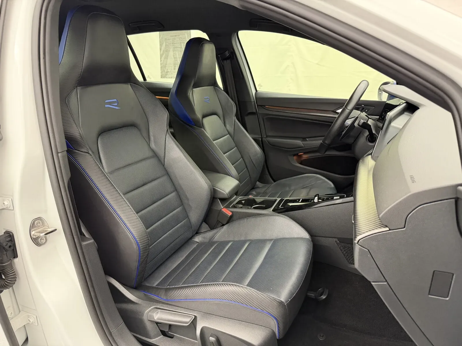 Volkswagen Golf R photo 34