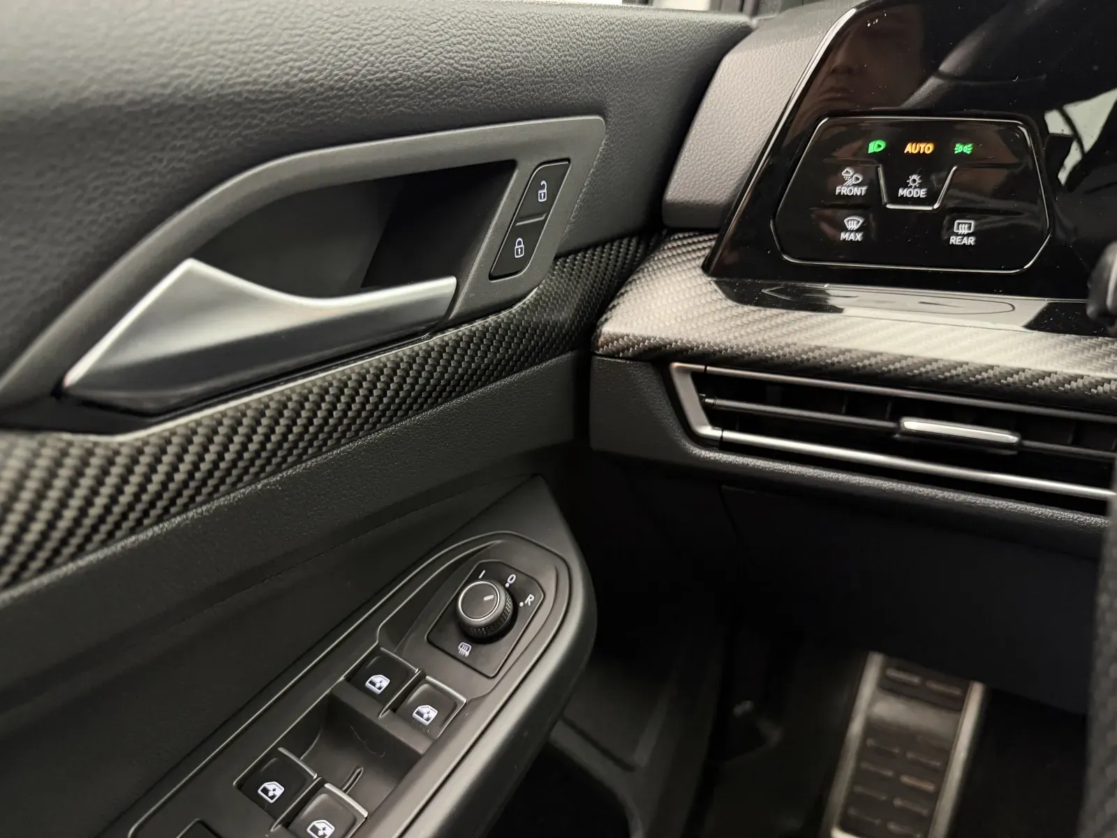 Volkswagen Golf R photo 18