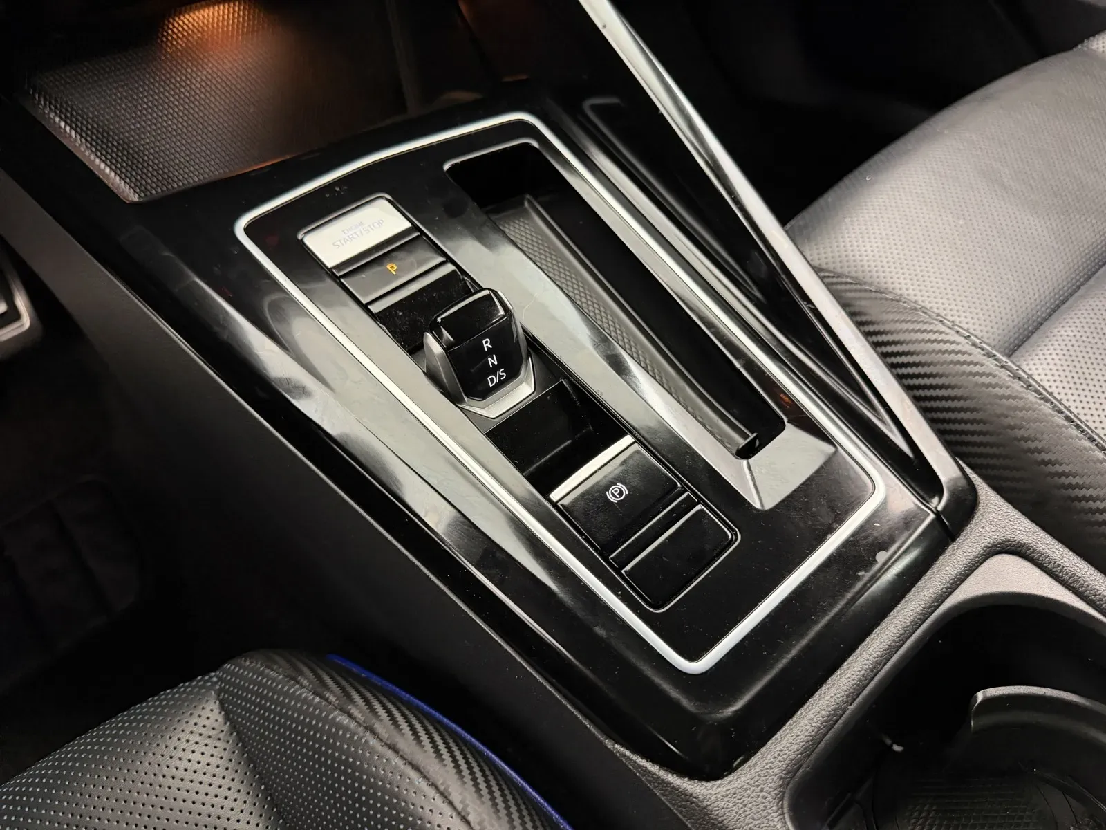 Volkswagen Golf R photo 29