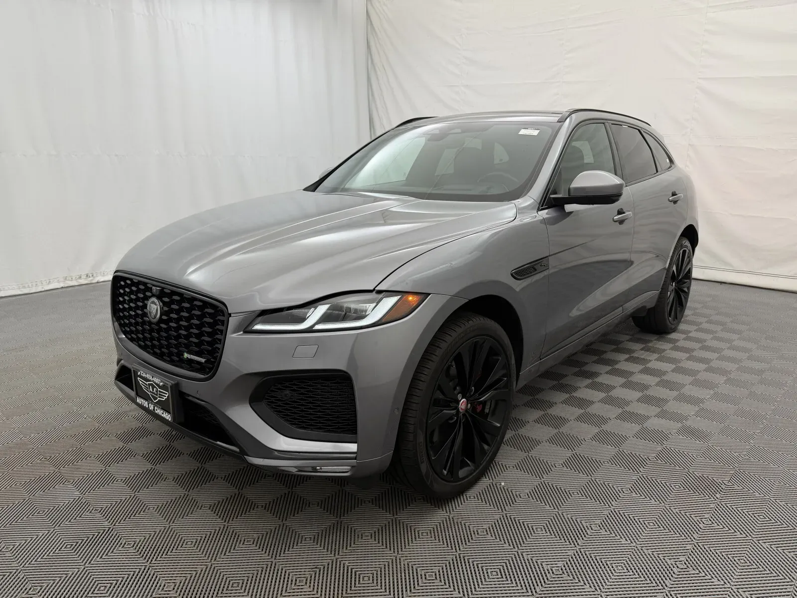 Jaguar F-PACE photo 2