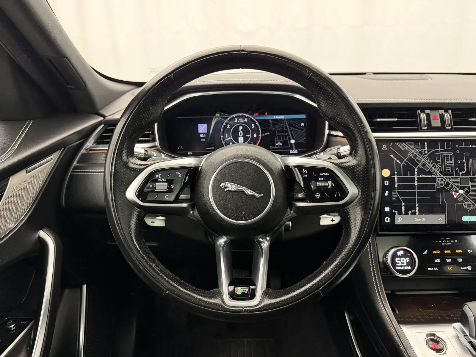 Jaguar F-PACE photo 12
