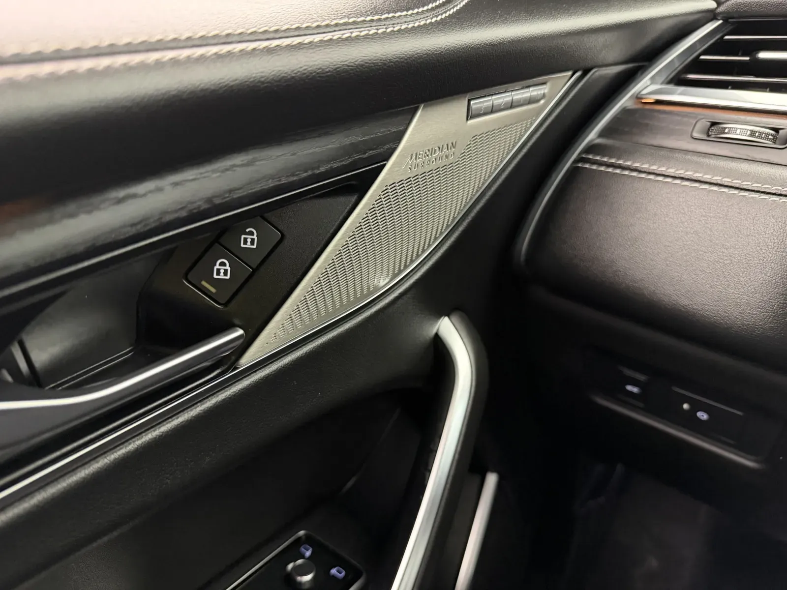 Jaguar F-PACE photo 18
