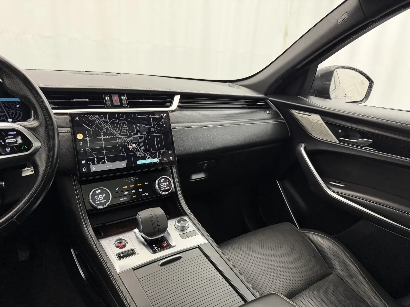 Jaguar F-PACE photo 22