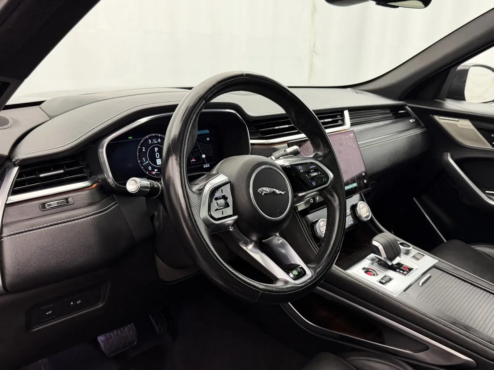 Jaguar F-PACE photo 9
