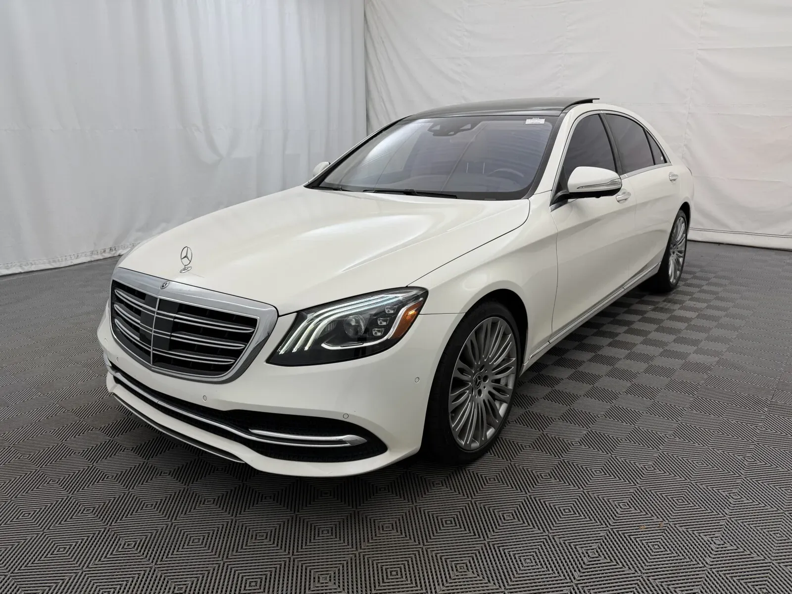 Mercedes-Benz S-Class photo 2