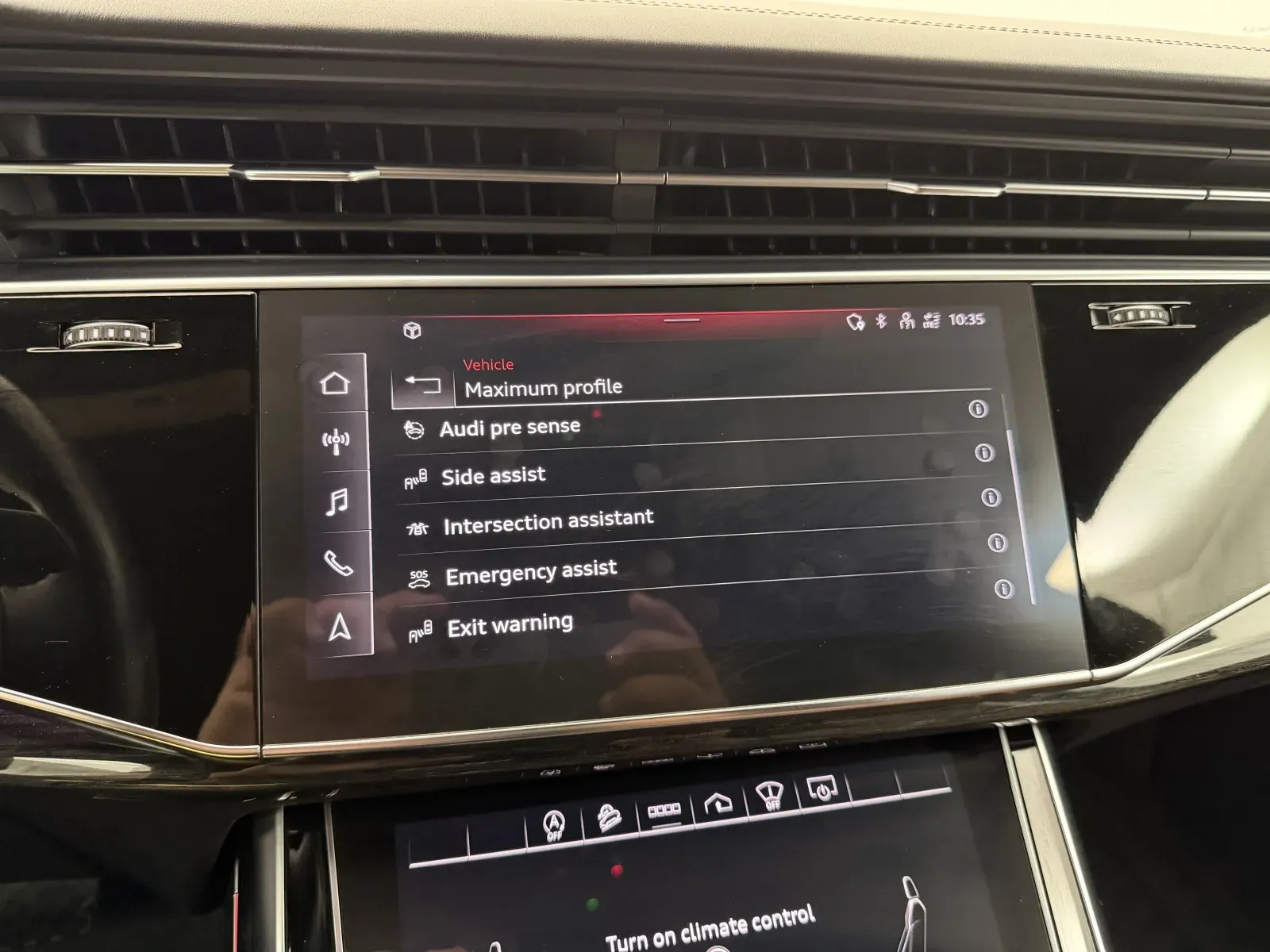 Audi Q8 photo 30