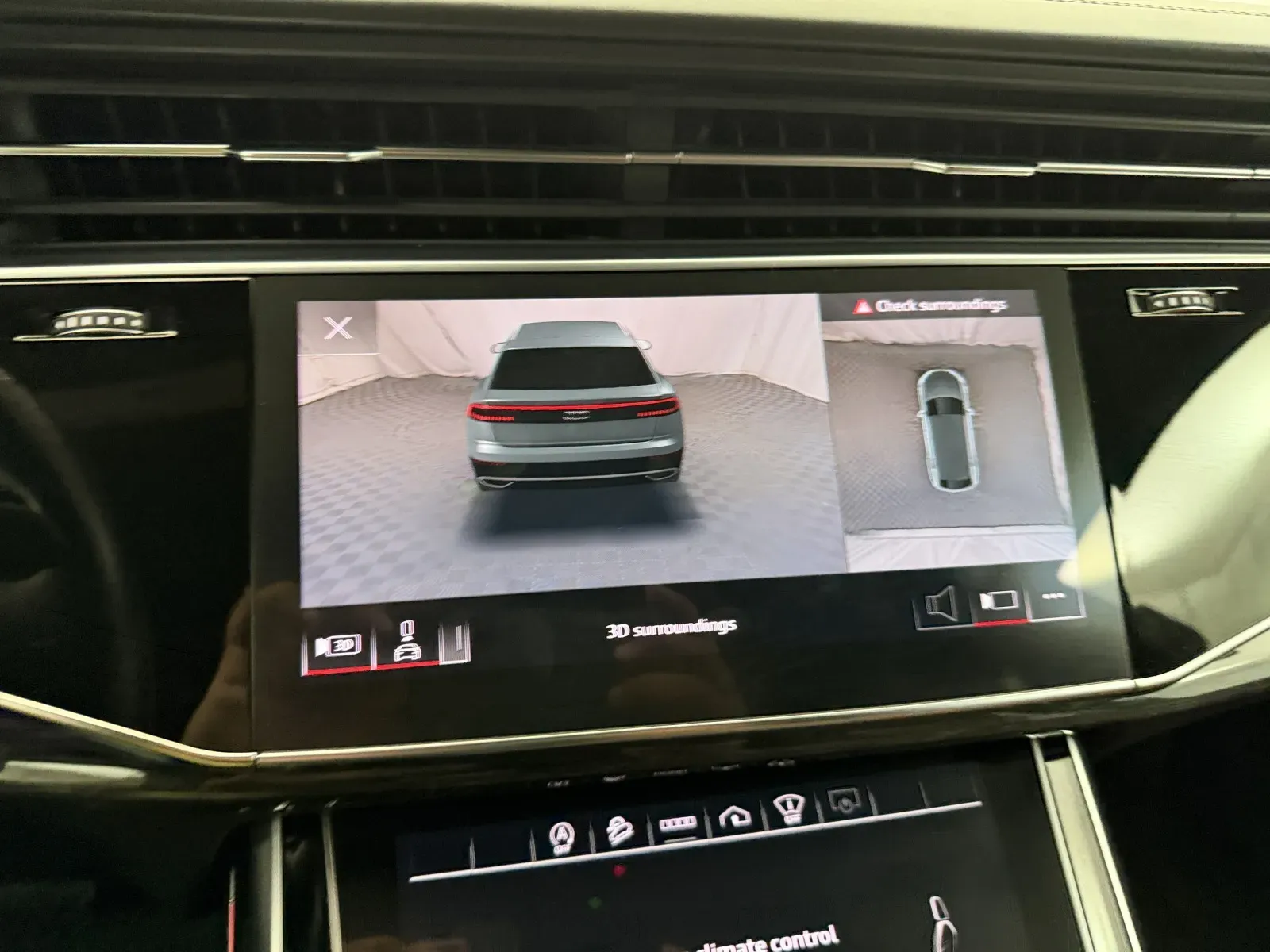 Audi Q8 photo 32