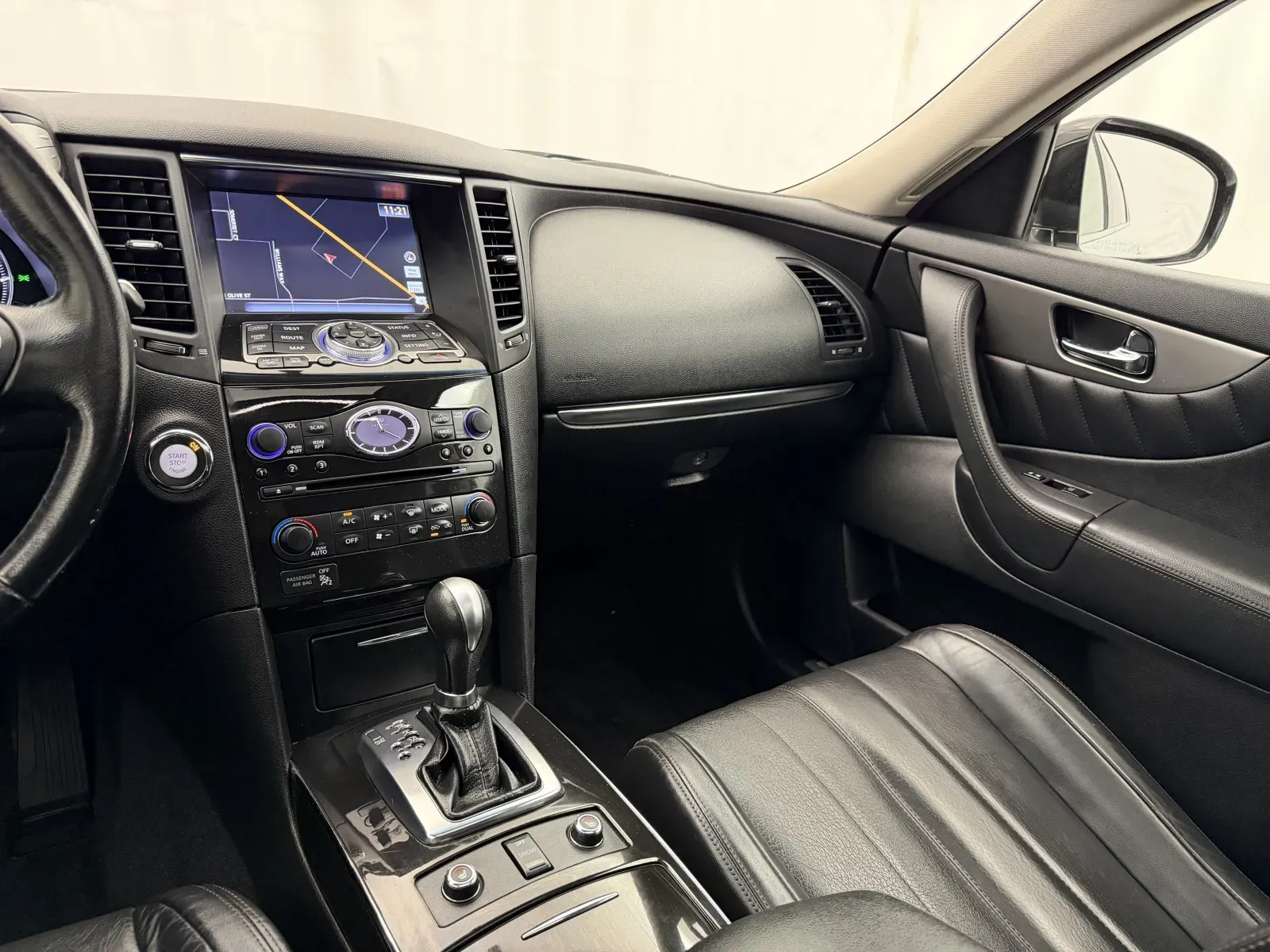 Infiniti QX70 photo 15