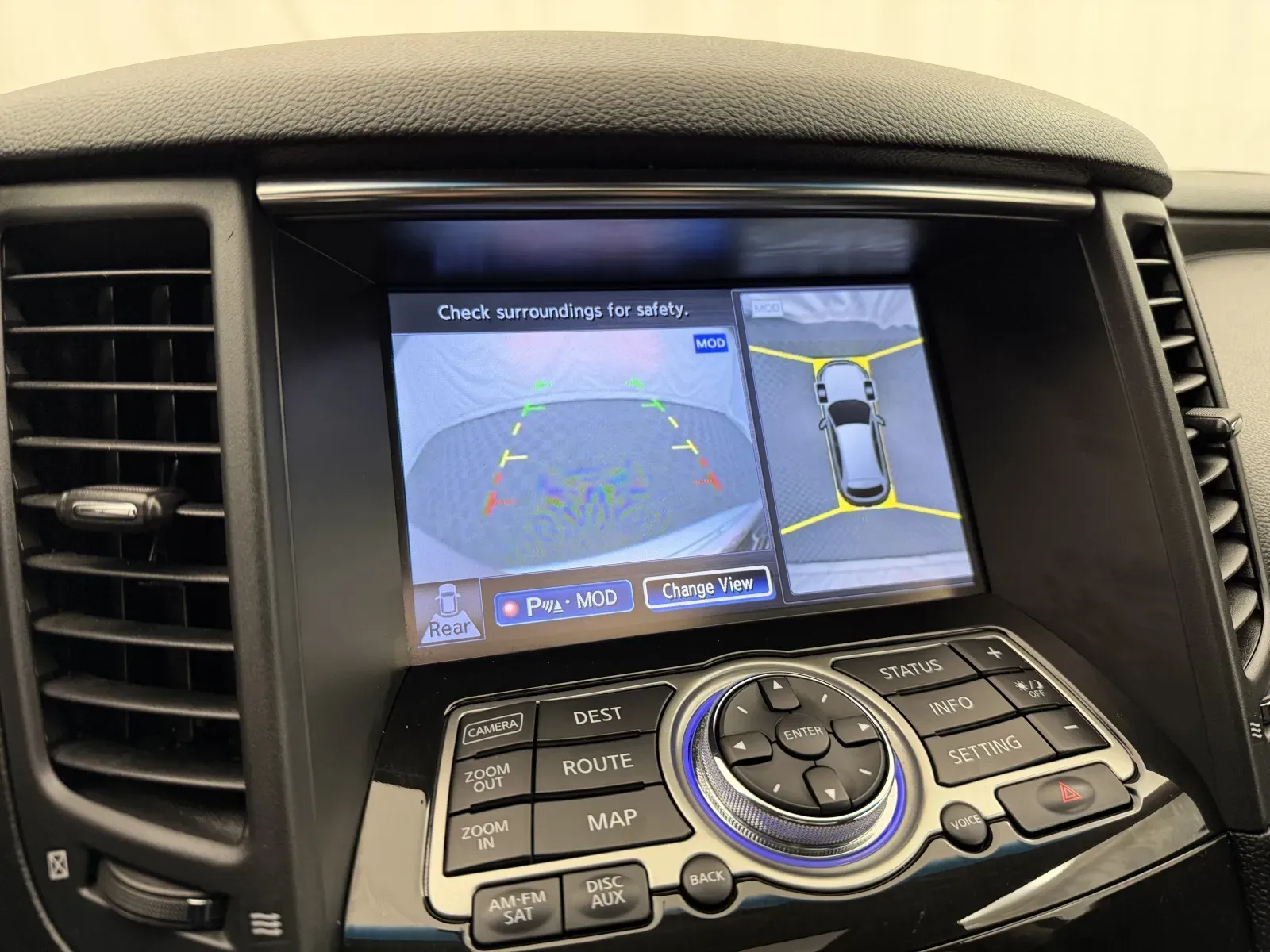 Infiniti QX70 photo 16