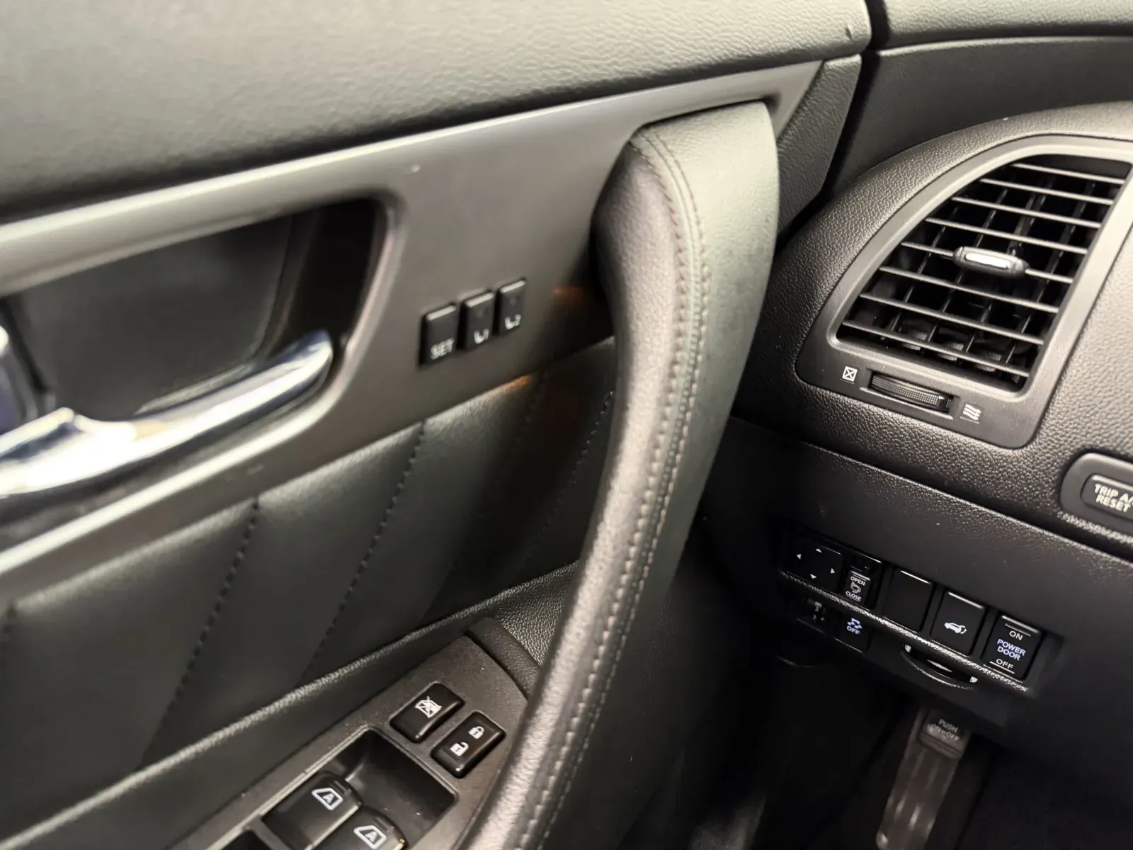 Infiniti QX70 photo 12