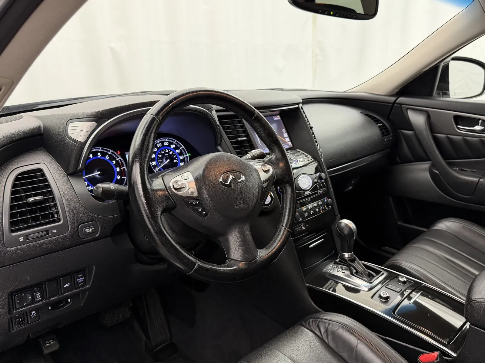 Infiniti QX70 photo 8