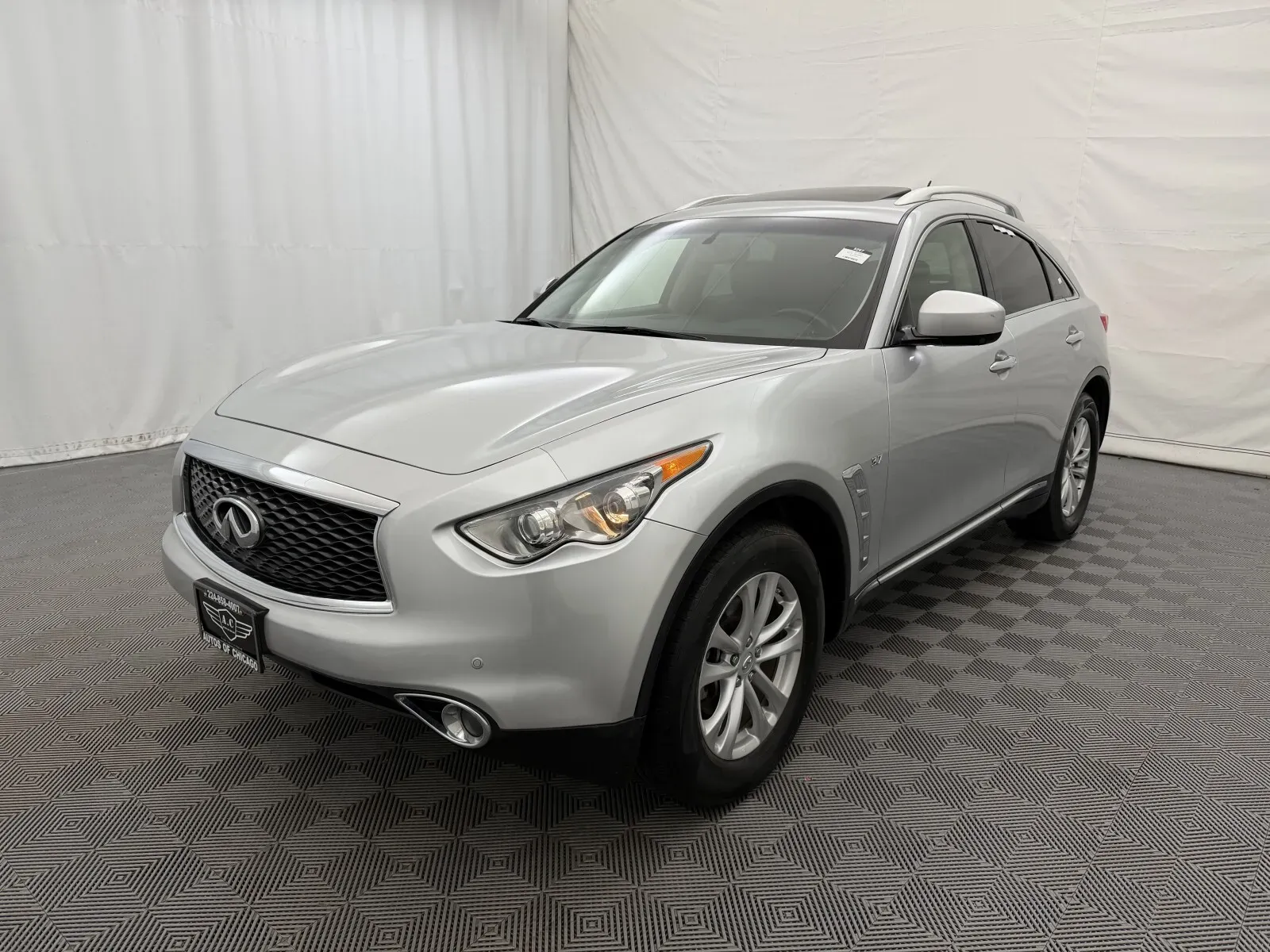 Infiniti QX70 photo 2