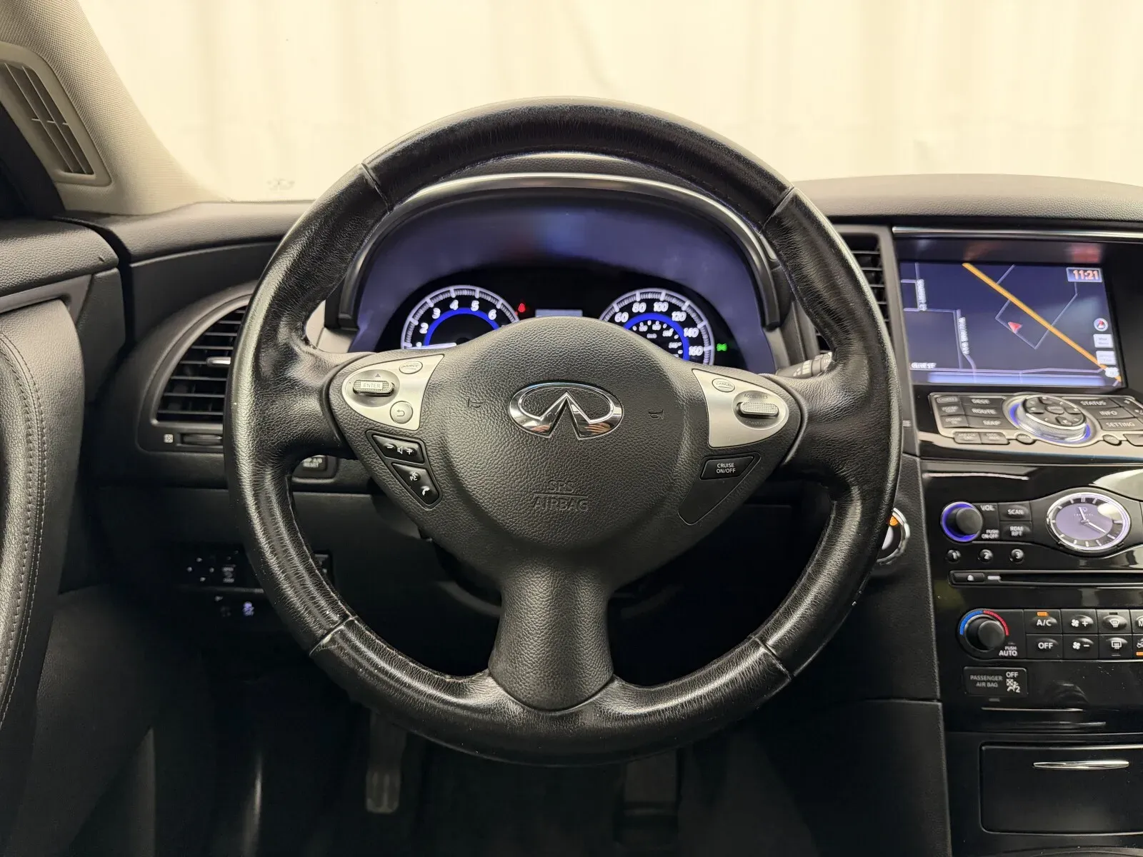 Infiniti QX70 photo 11