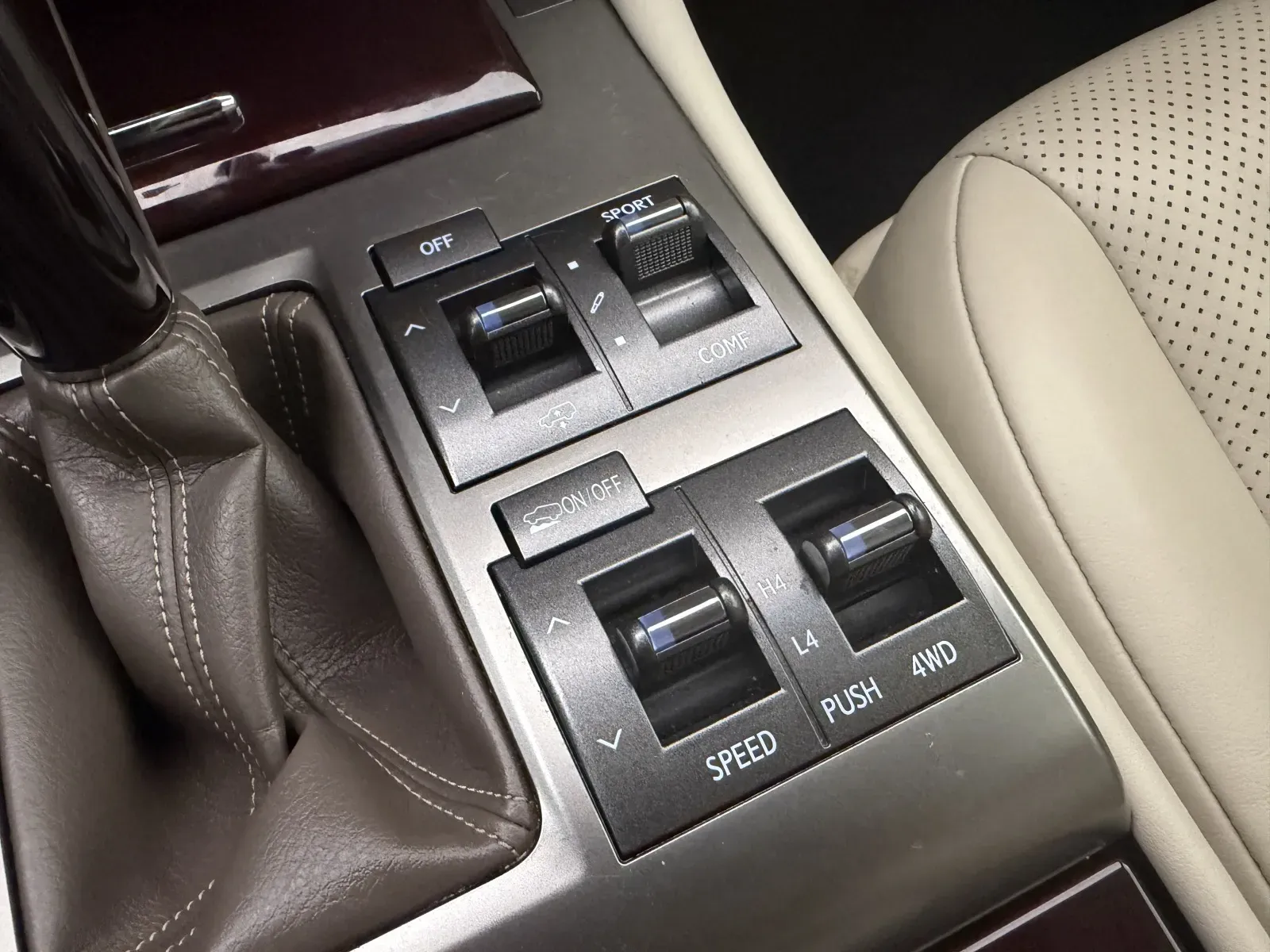 Lexus GX photo 25