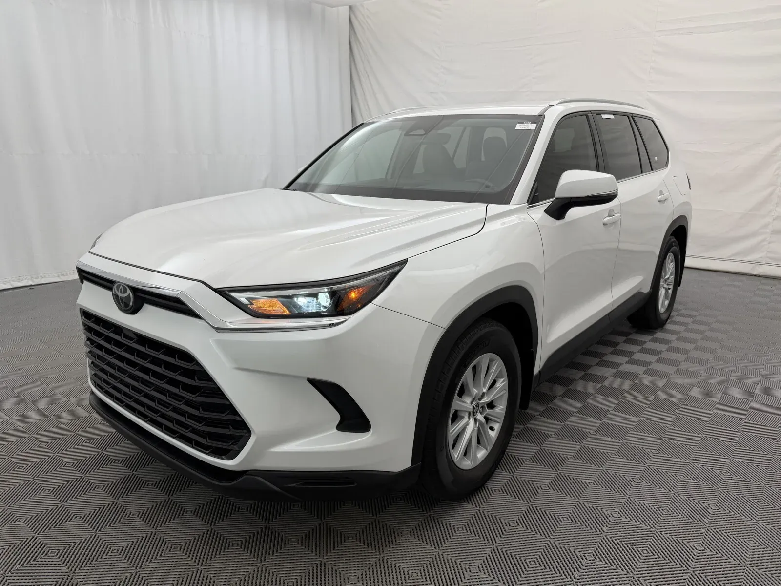 Toyota Grand Highlander photo 2