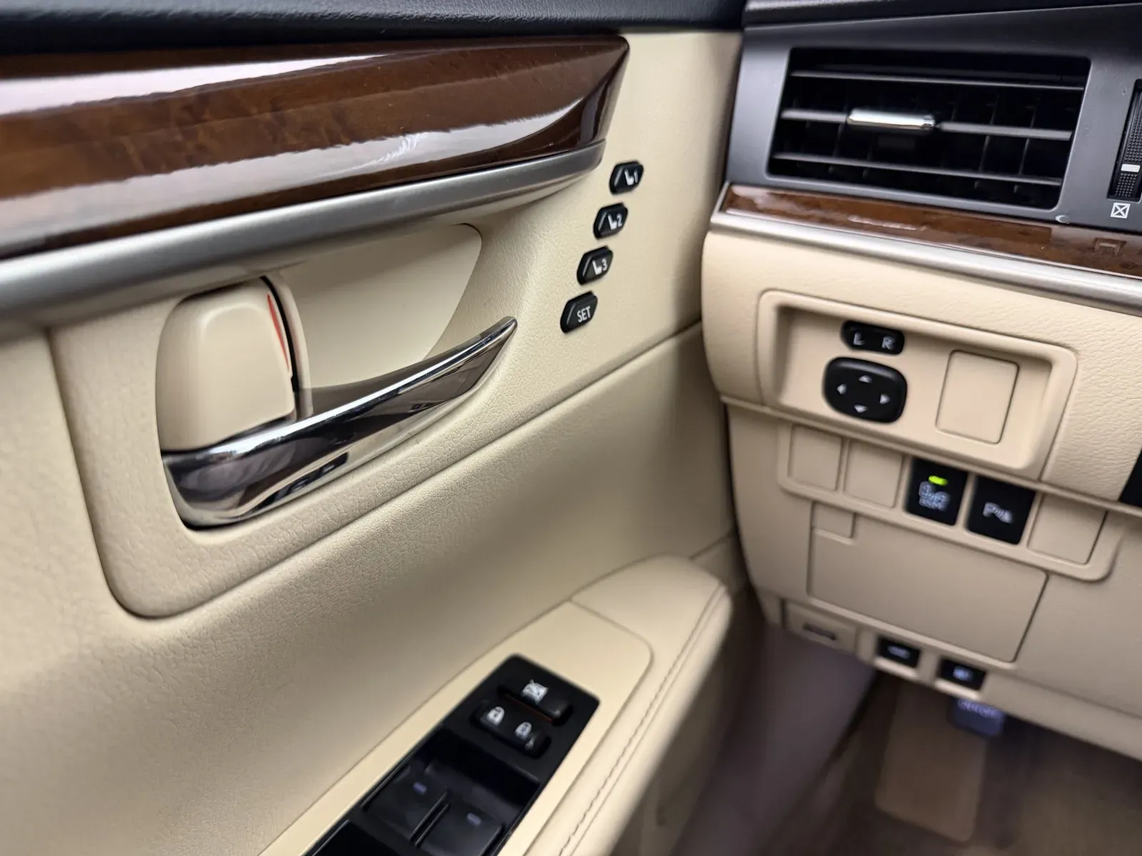 Lexus ES photo 14