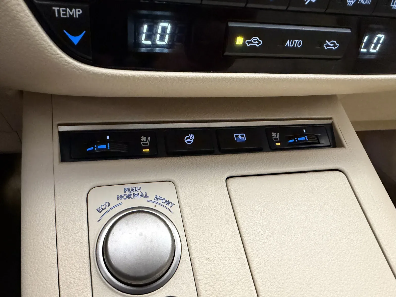 Lexus ES photo 26