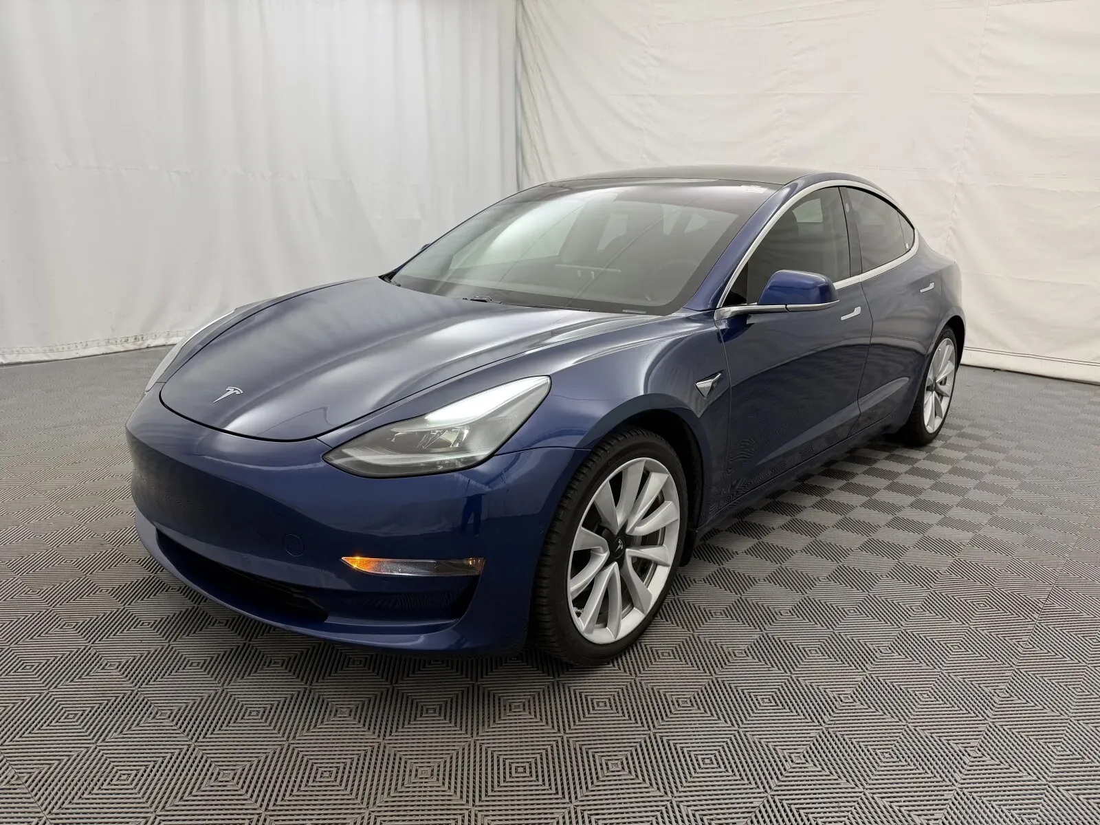 Tesla Model 3 photo 2