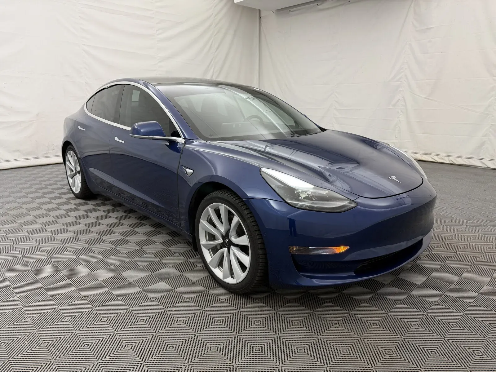 Tesla Model 3 photo 4