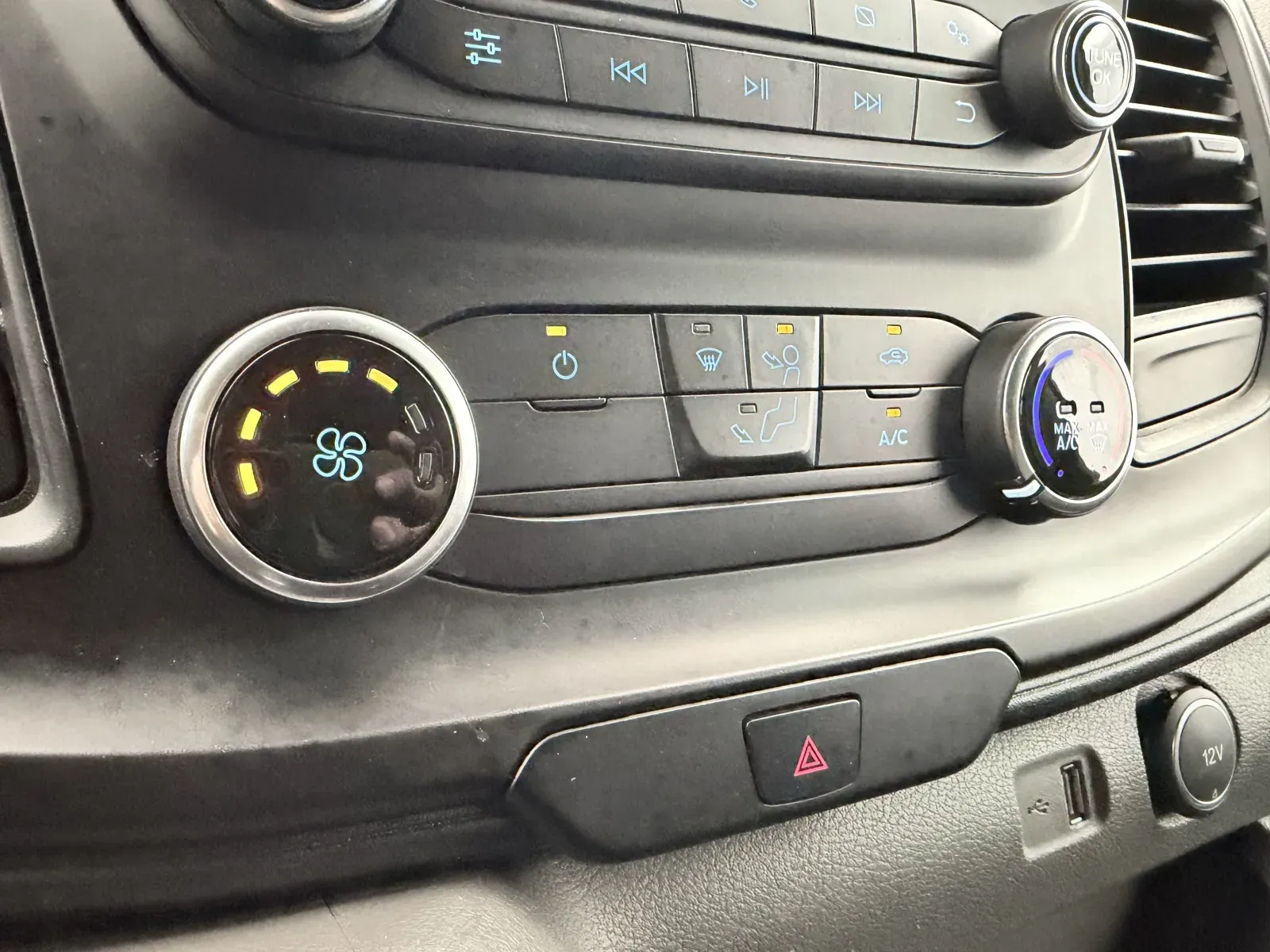 Ford Transit photo 15