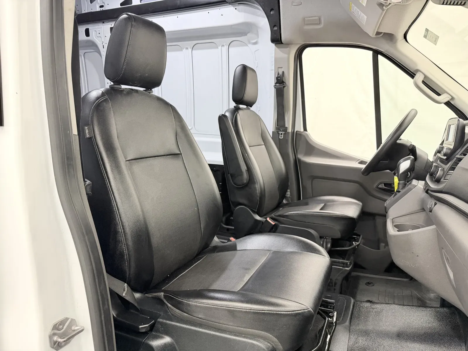 Ford Transit photo 19