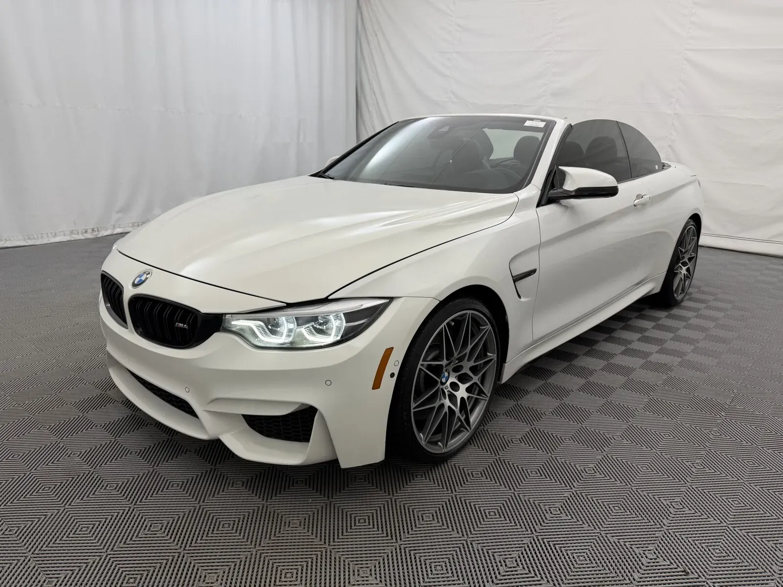 BMW M4 photo 2
