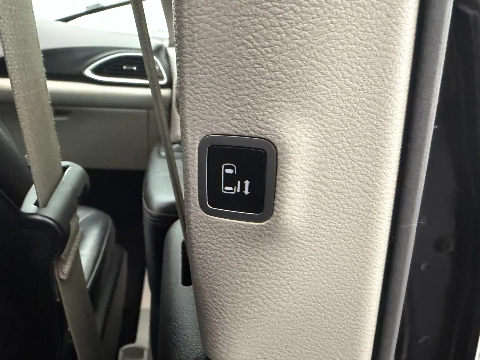 Chrysler Pacifica photo 30