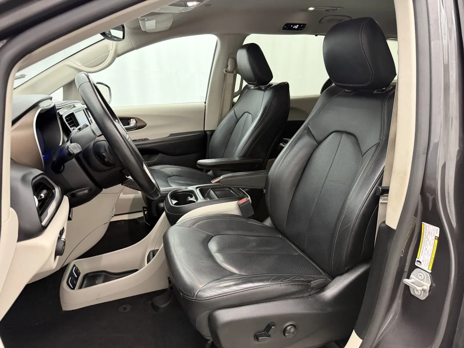 Chrysler Pacifica photo 9