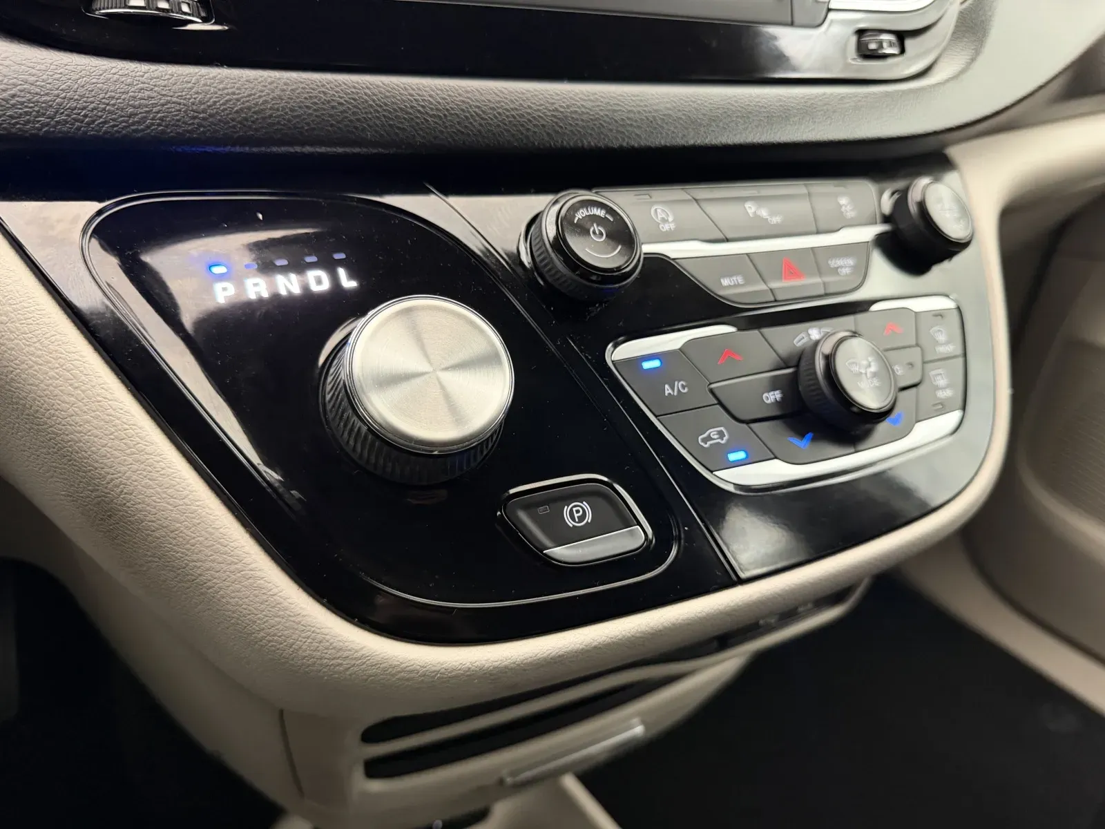 Chrysler Pacifica photo 24