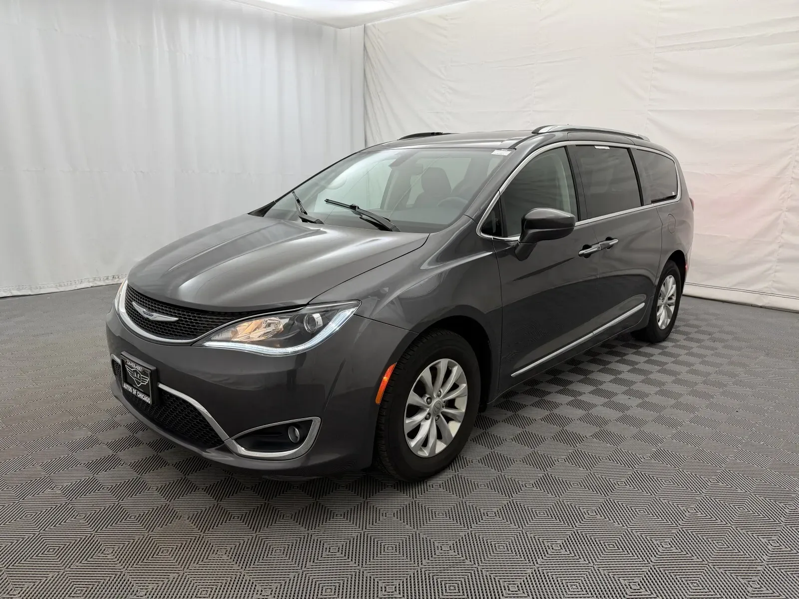Chrysler Pacifica photo 2