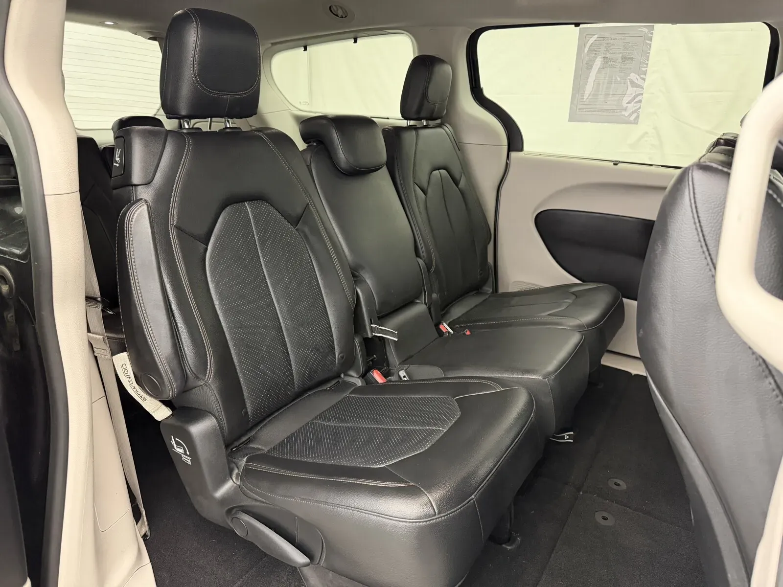 Chrysler Pacifica photo 29