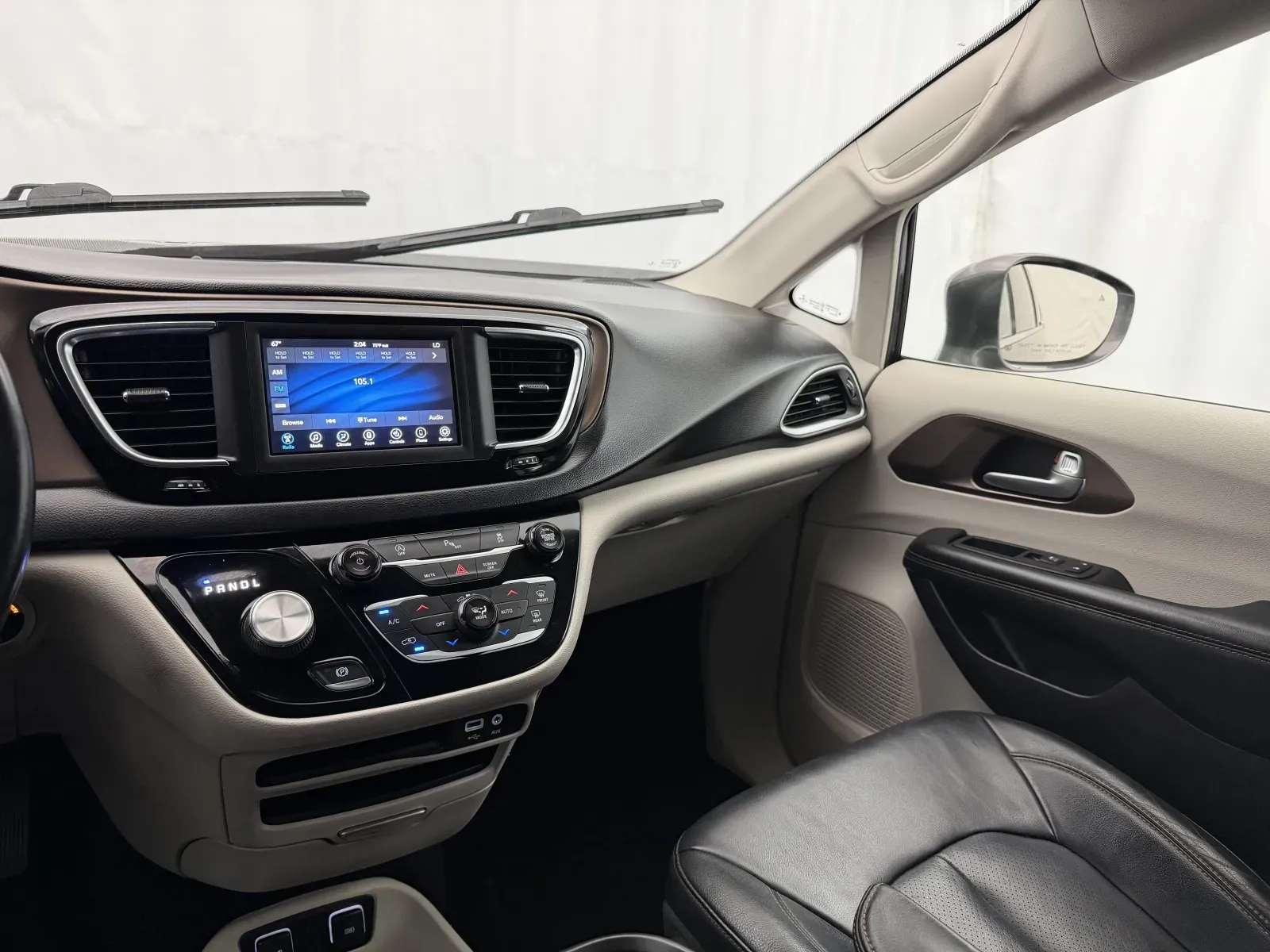 Chrysler Pacifica photo 16