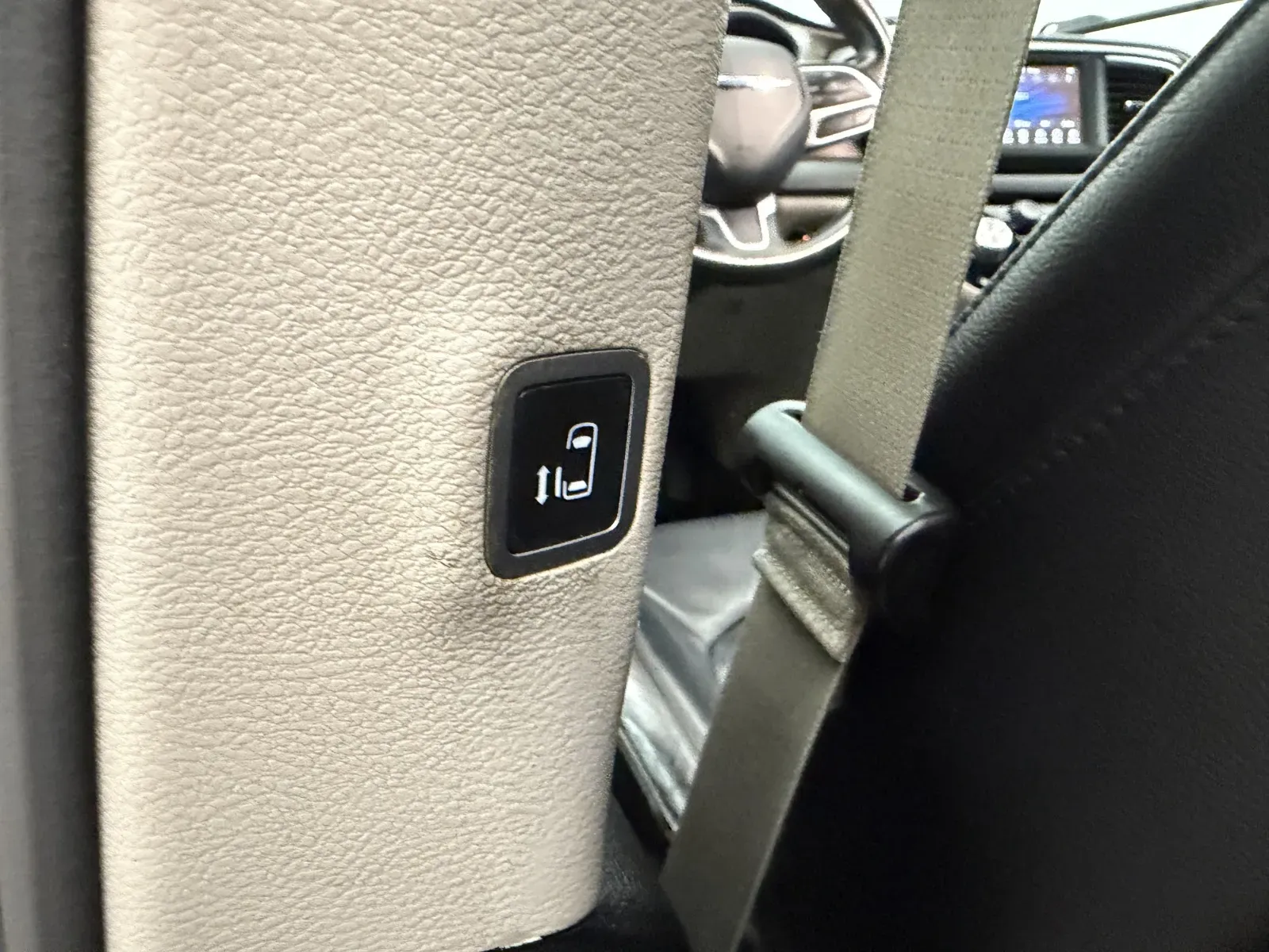 Chrysler Pacifica photo 28