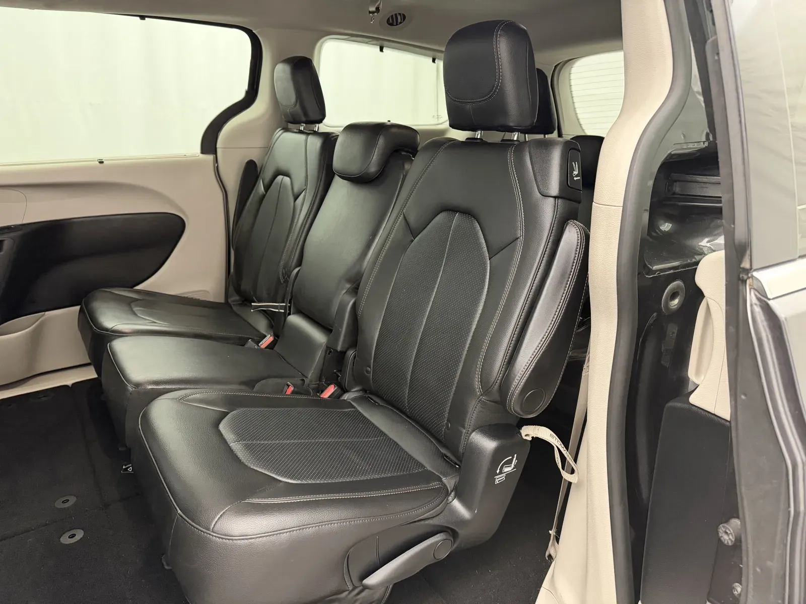 Chrysler Pacifica photo 26