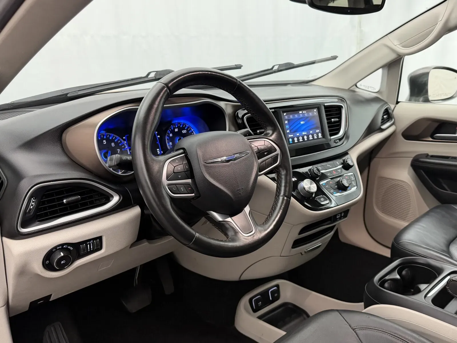 Chrysler Pacifica photo 10