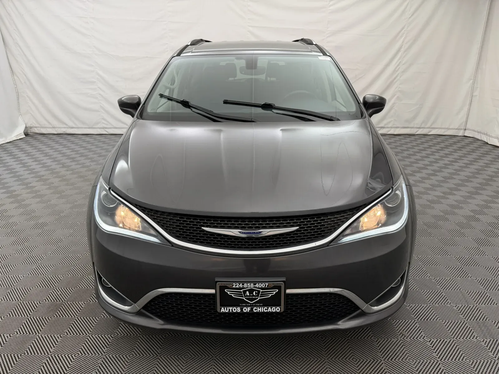 Chrysler Pacifica photo 3