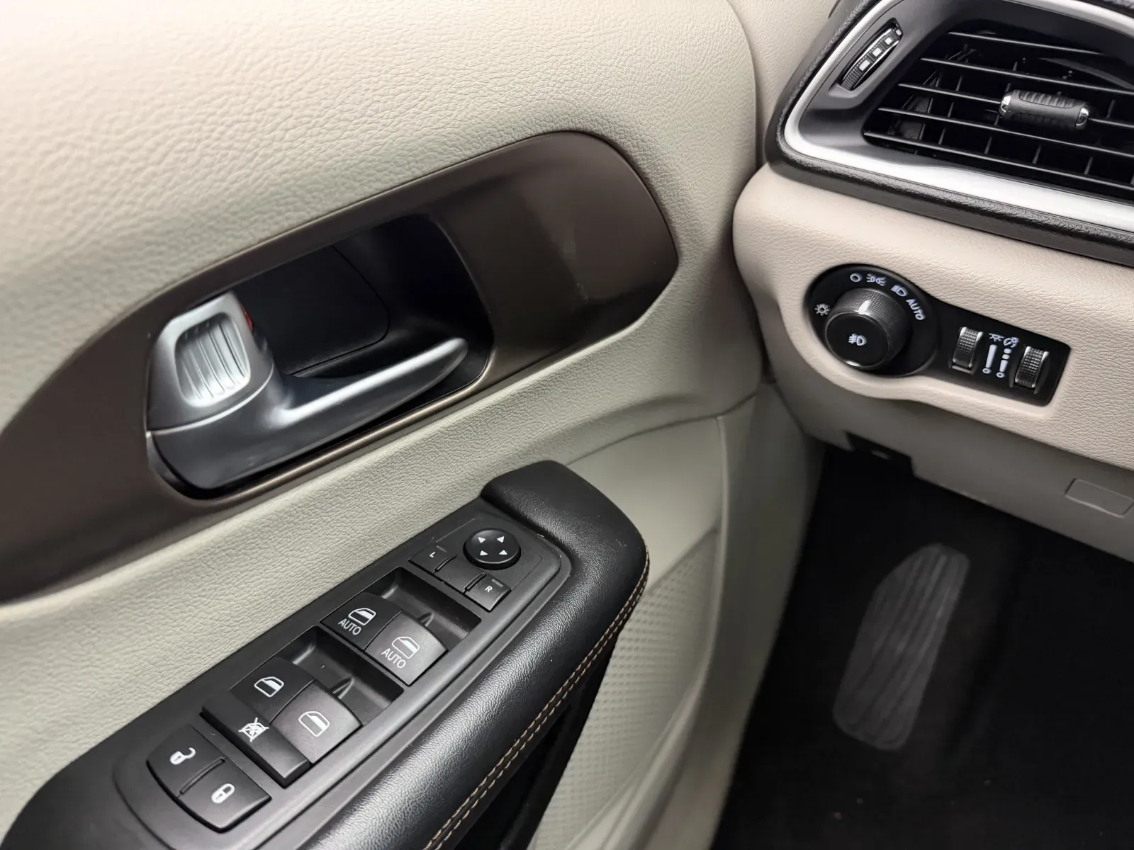 Chrysler Pacifica photo 13