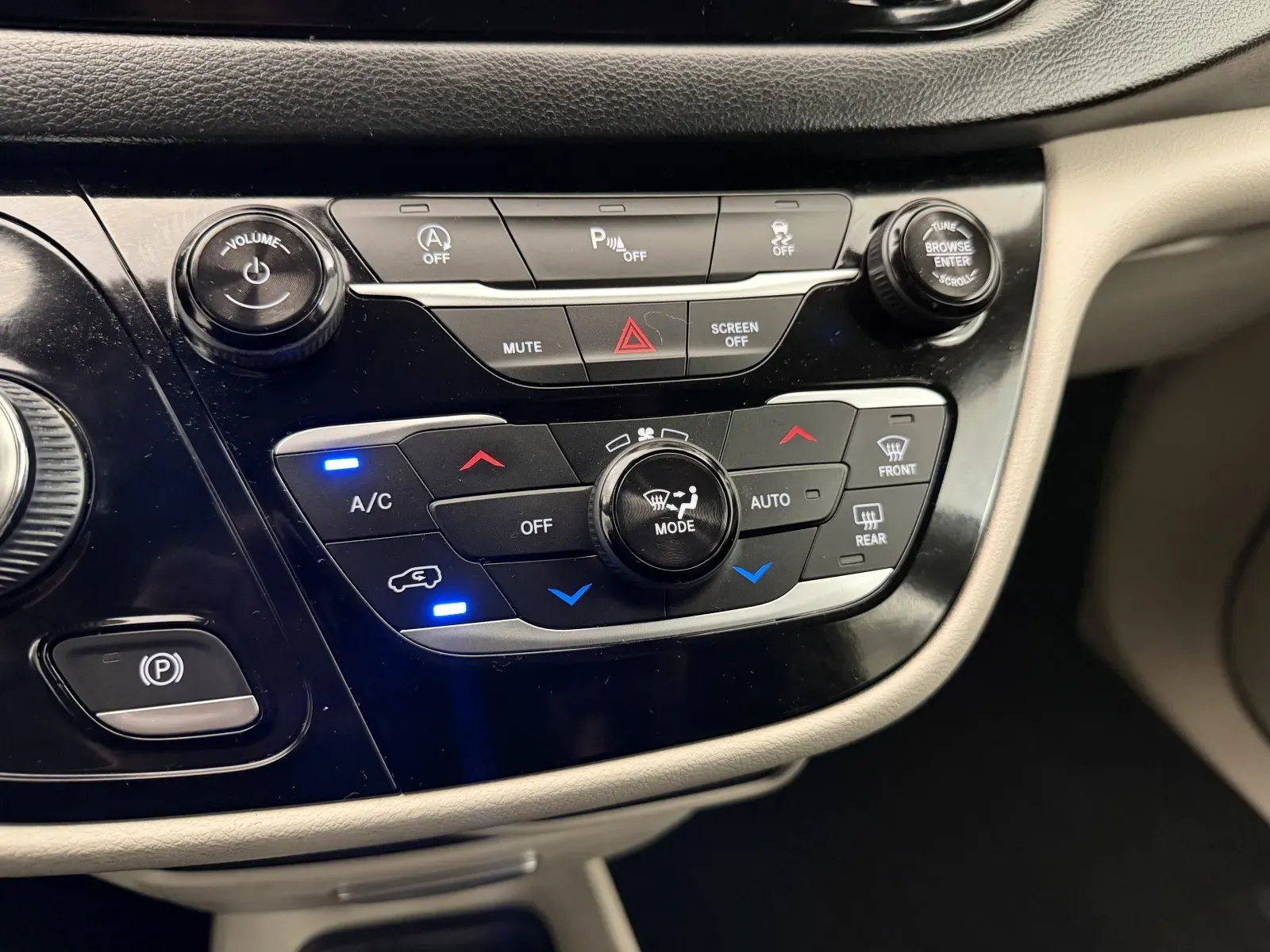 Chrysler Pacifica photo 23