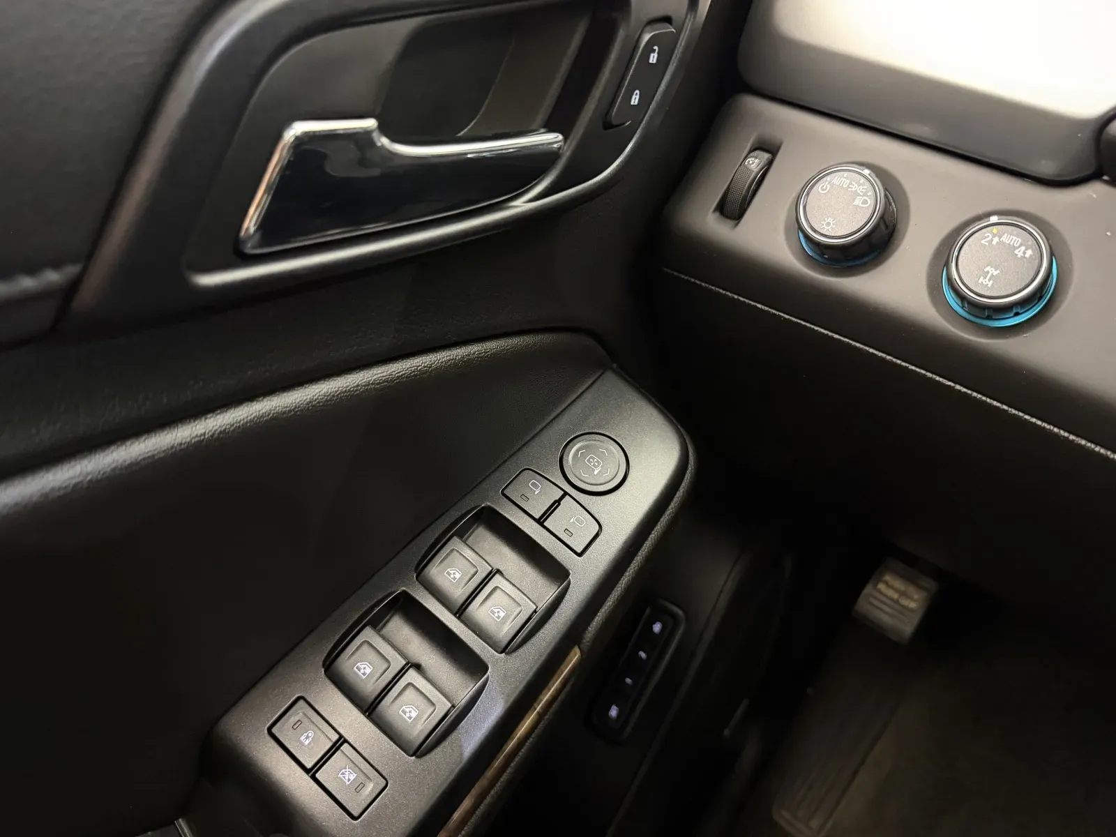 Chevrolet Suburban photo 13