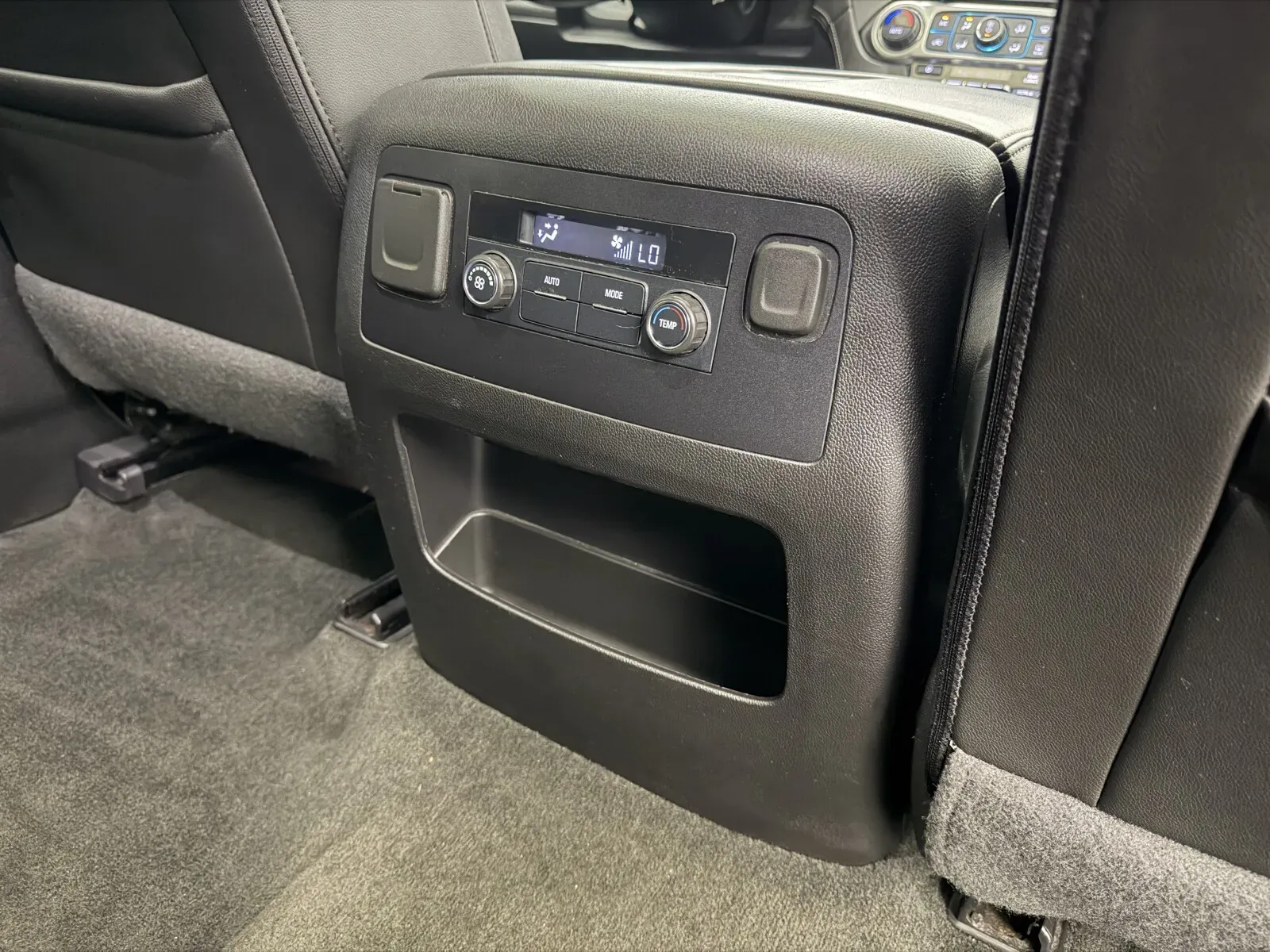 Chevrolet Suburban photo 27
